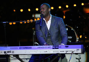 Brian-McKnight-Just-Me_performance.jpg