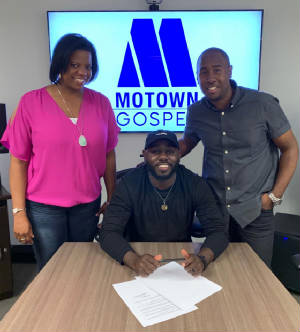 jonathanTraylor_MotownGospel_signingdeal.jpg