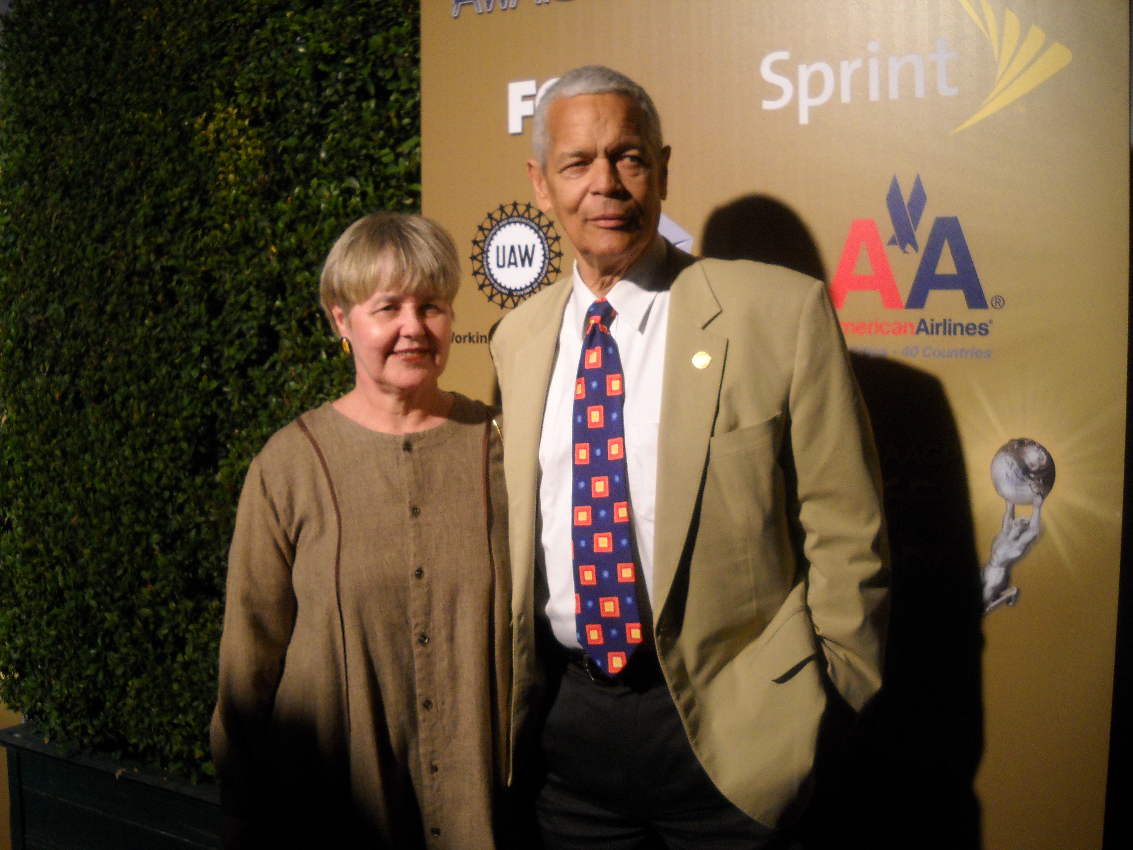 JulianBondsandwife_atImageAwardsPre_showGala043.JPG